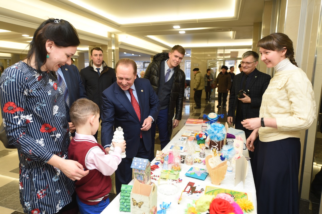 Объединяя усилия: в Нижнекамске на рождественских ярмарках собрали 16 тысяч рублей и спасли семью